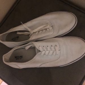 White tennis canvas shoes